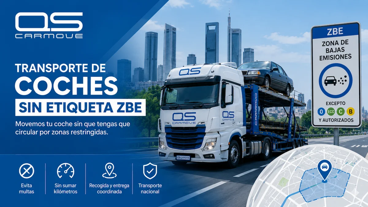 Camión portavehículos transportando un coche afectado por restricciones ZBE